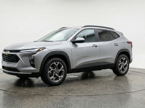 Used 2025 Chevrolet Trax LT w/ LT Convenience Package image 3