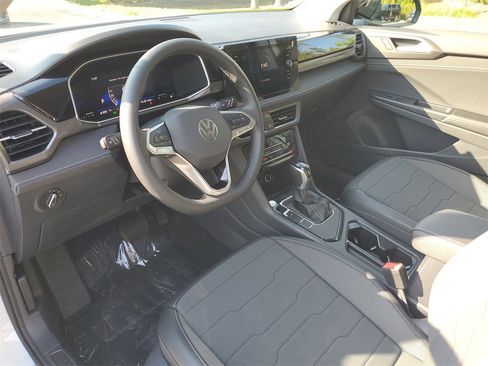 New 2026 Volkswagen Taos SE image 21