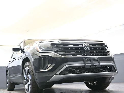 Certified 2025 Volkswagen Atlas Cross Sport SE image 35