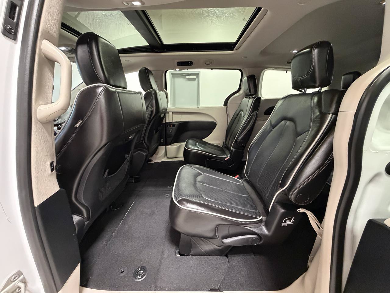 Used 2023 Chrysler Pacifica Limited FWD image 26
