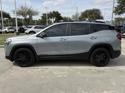 Used 2024 GMC Terrain SLE w/ Driver Convenience Package image 8