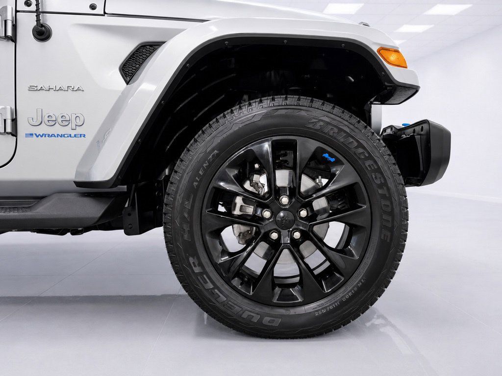 Used 2023 Jeep Wrangler Unlimited Sahara AWD/4WD image 10