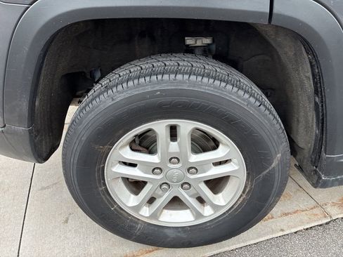 Used 2023 Jeep Grand Cherokee Laredo image 13