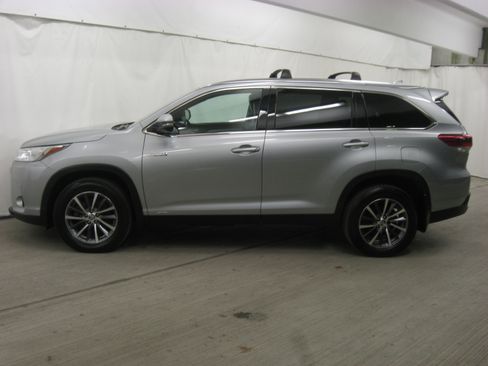 Used 2019 Toyota Highlander XLE image 28