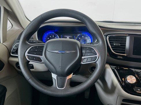 Used 2018 Chrysler Pacifica L image 18