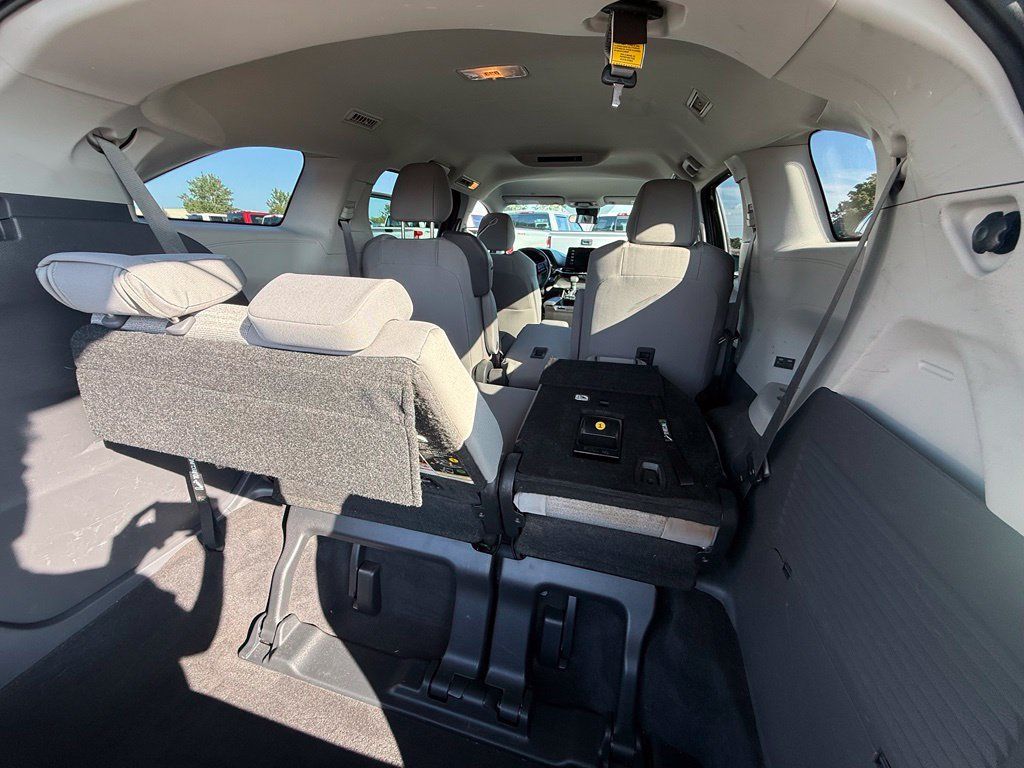 Used 2023 Toyota Sienna LE FWD image 11