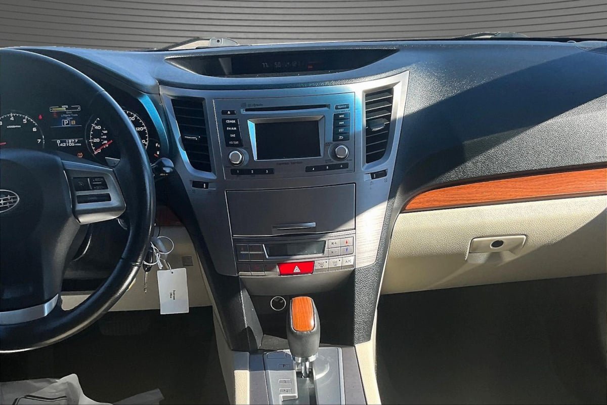 Used 2014 Subaru Outback 2.5i Limited w/ Moonroof Package AWD/4WD image 9