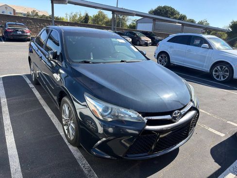 Used 2017 Toyota Camry SE FWD image 2