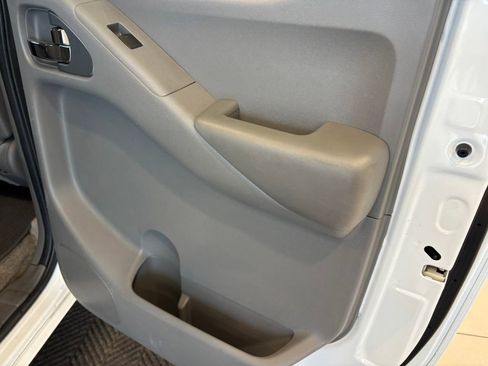 Used 2013 Nissan Frontier SV AWD/4WD image 23
