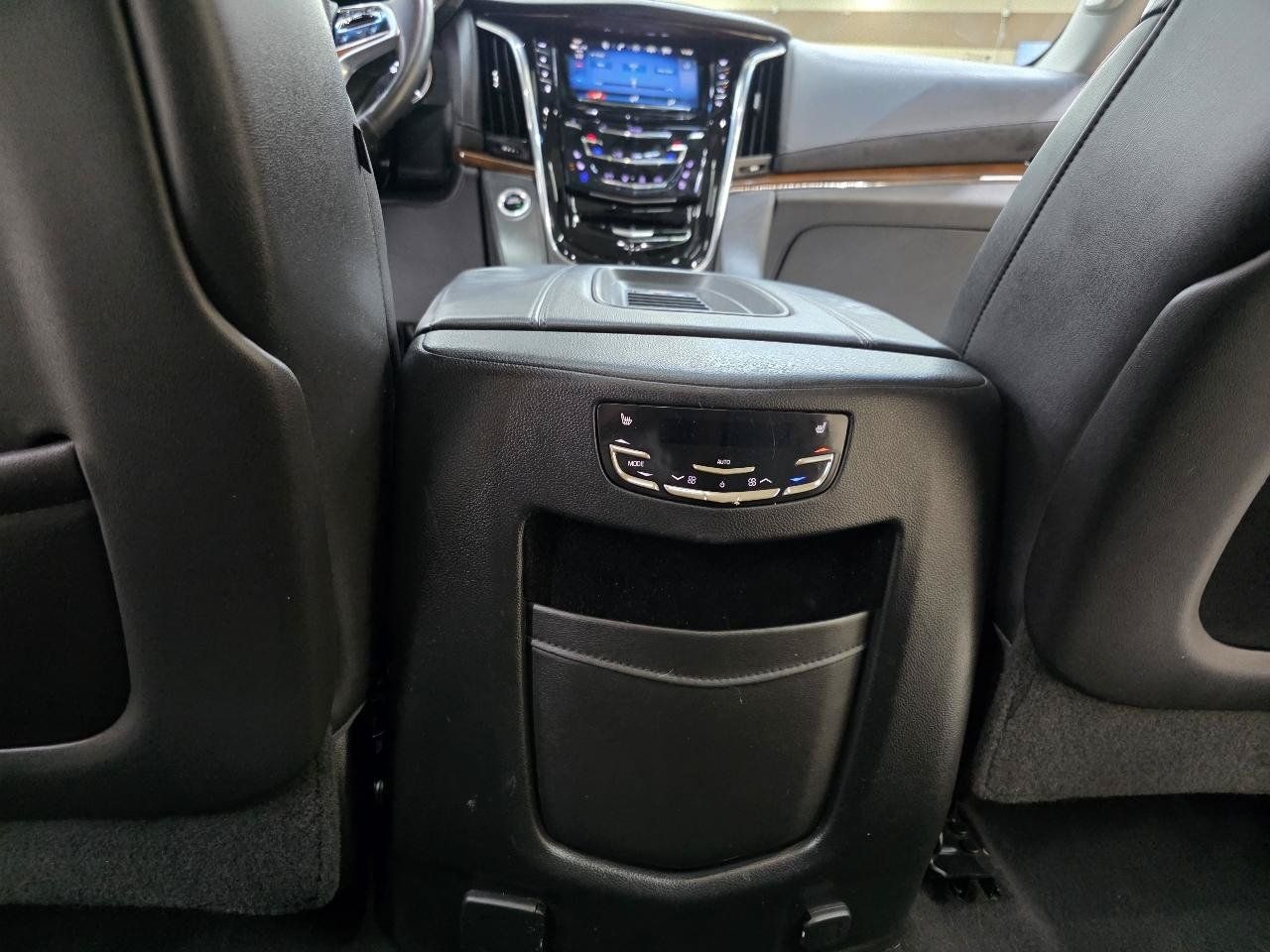 Used 2018 Cadillac Escalade ESV Luxury RWD image 29