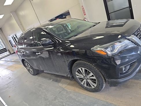 Used 2017 Nissan Pathfinder SL image 1