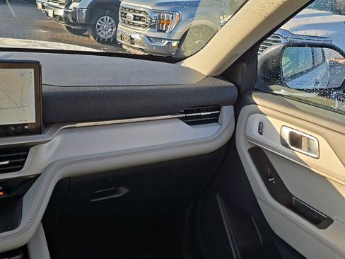 Used 2025 Ford Explorer Active w/ Active Comfort Package image 19