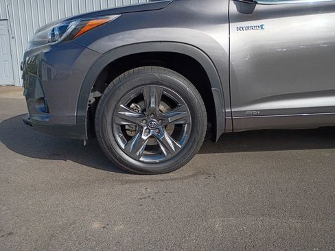 Used 2018 Toyota Highlander Limited Platinum AWD/4WD image 3