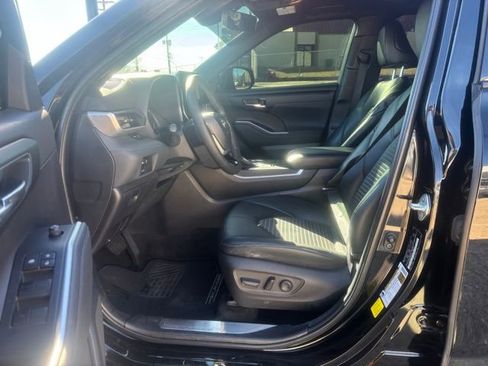 Used 2023 Toyota Highlander XSE image 2