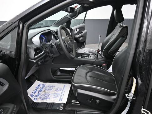 Used 2025 Chrysler Pacifica Limited FWD image 31