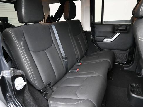 Used 2016 Jeep Wrangler Unlimited Rubicon w/ Connectivity Group AWD/4WD image 24