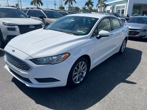 Used 2017 Ford Fusion SE FWD image 1