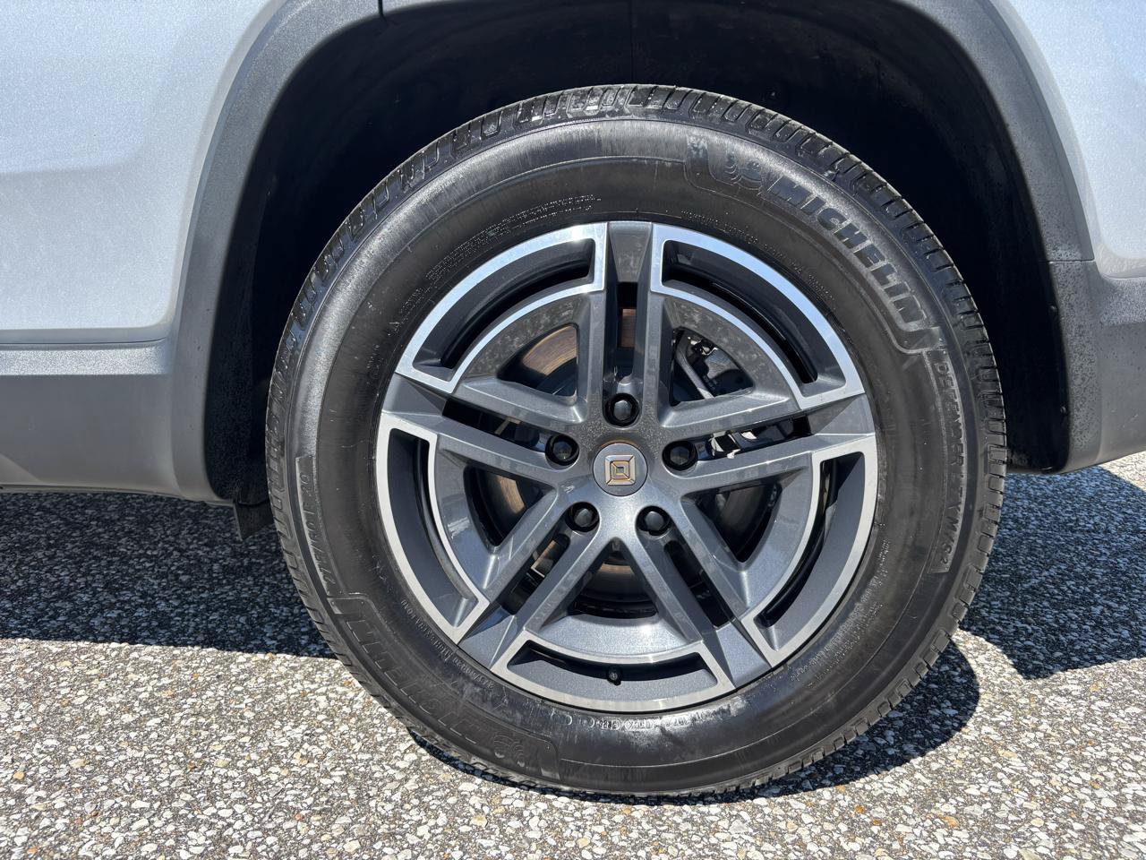 Used 2025 Rivian R1S Adventure Dual AWD/4WD image 29