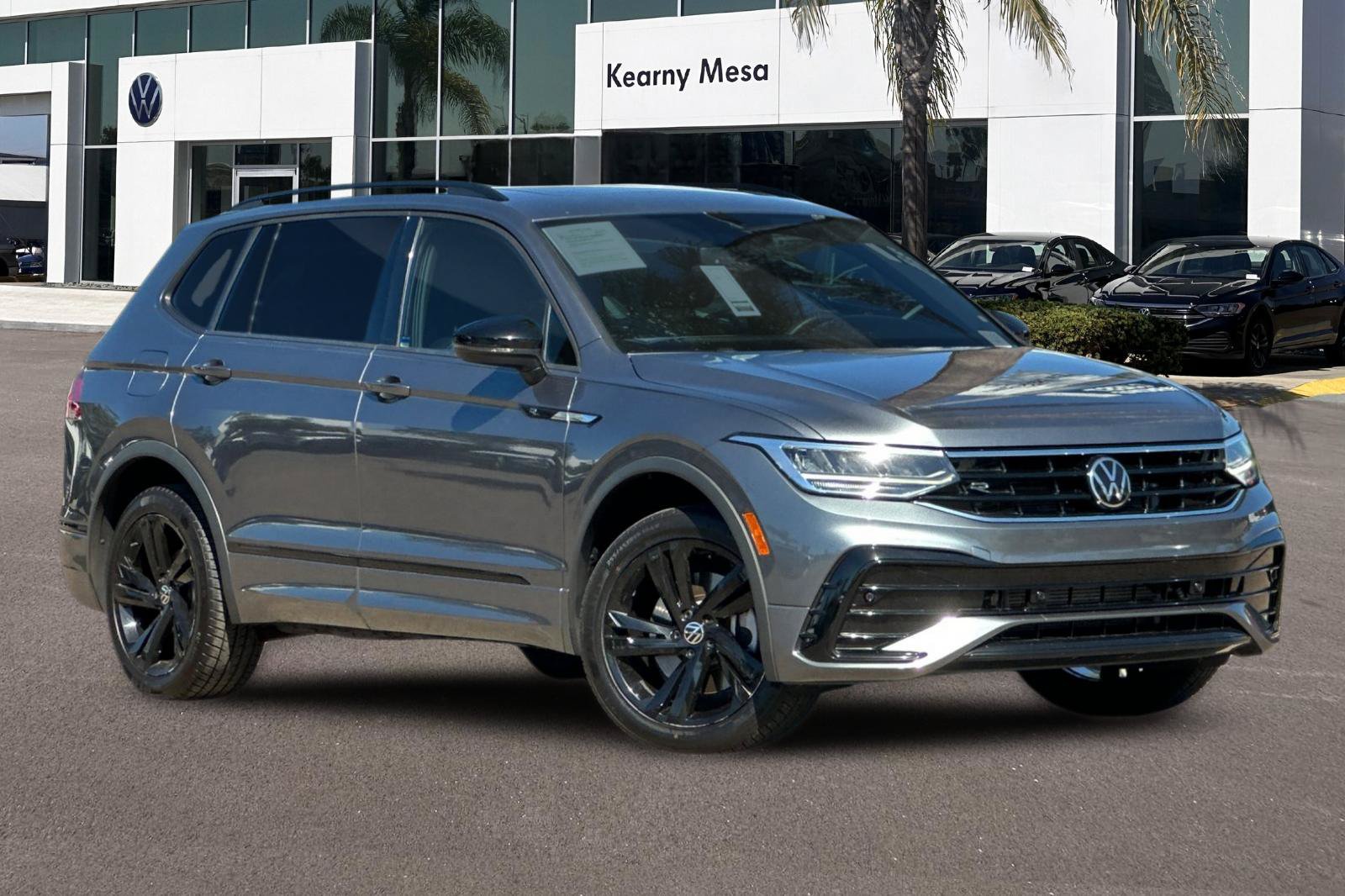 Used 2023 Volkswagen Tiguan SE R-Line FWD image 2
