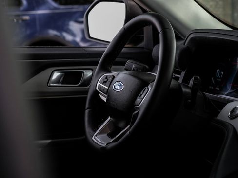 Used 2025 Ford Explorer Active image 24