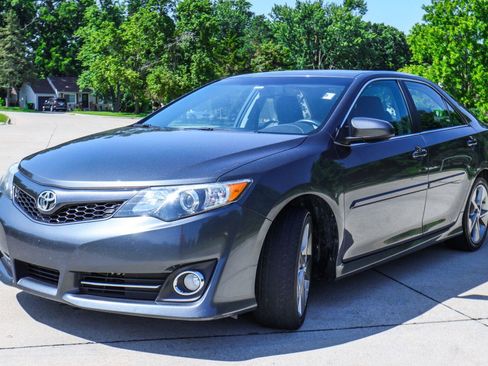 Used 2012 Toyota Camry SE w/ Leather Pkg FWD image 3
