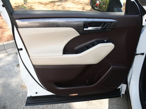 Used 2021 Toyota Highlander Platinum image 10