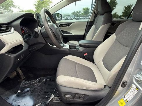 Used 2021 Toyota RAV4 XLE image 16