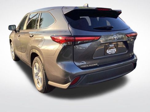 Used 2023 Toyota Highlander LE FWD image 18