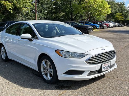 Used 2018 Ford Fusion SE w/ Fusion SE Technology Package FWD image 3