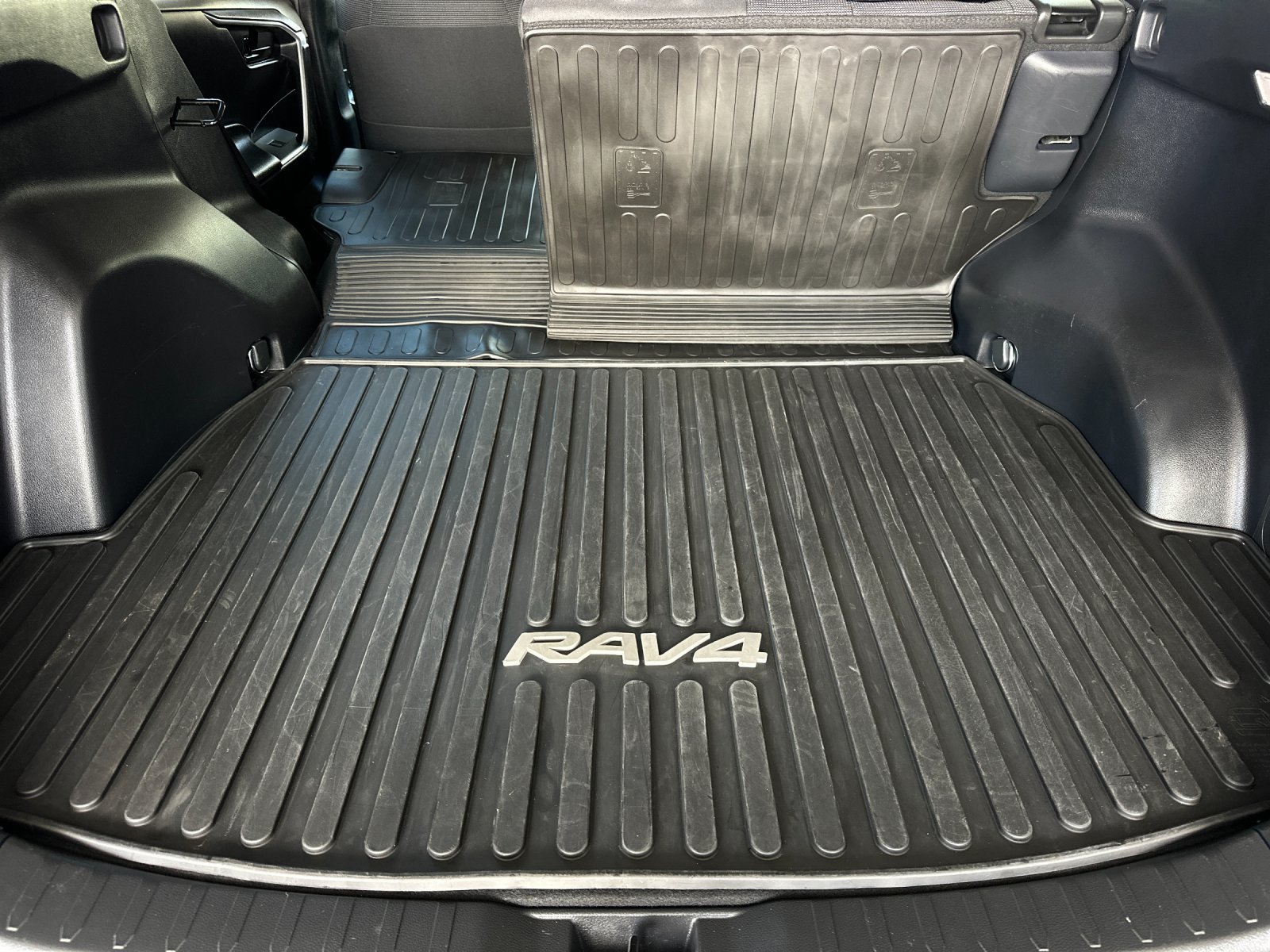 Used 2024 Toyota RAV4 LE AWD/4WD image 14