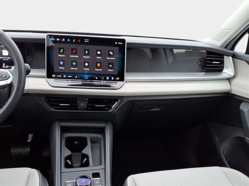 Used 2025 Volkswagen Tiguan SE image 13