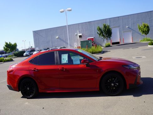 Used 2025 Toyota Camry SE w/ Convenience Package FWD image 4