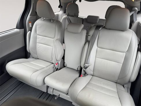 Used 2020 Toyota Sienna XLE w/ Carpet Mat Package image 13