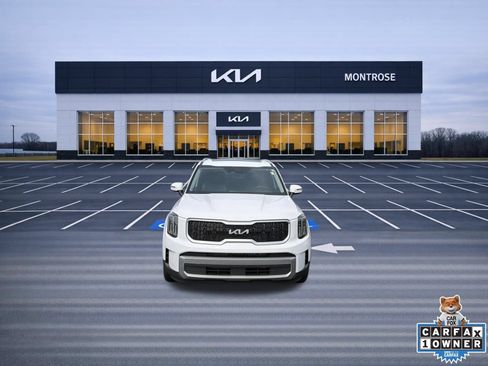 Used 2023 Kia Telluride EX w/ EX Captain's Chair Package FWD image 2
