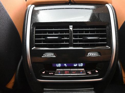 Used 2024 BMW X7 xDrive40i w/ Climate Comfort Package AWD/4WD image 17