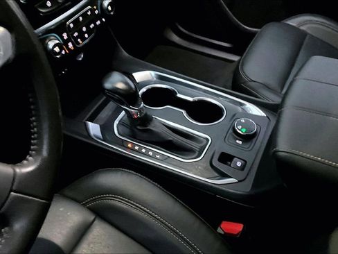 Used 2021 Chevrolet Traverse LT image 13