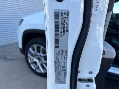 Used 2025 Jeep Compass Limited image 30