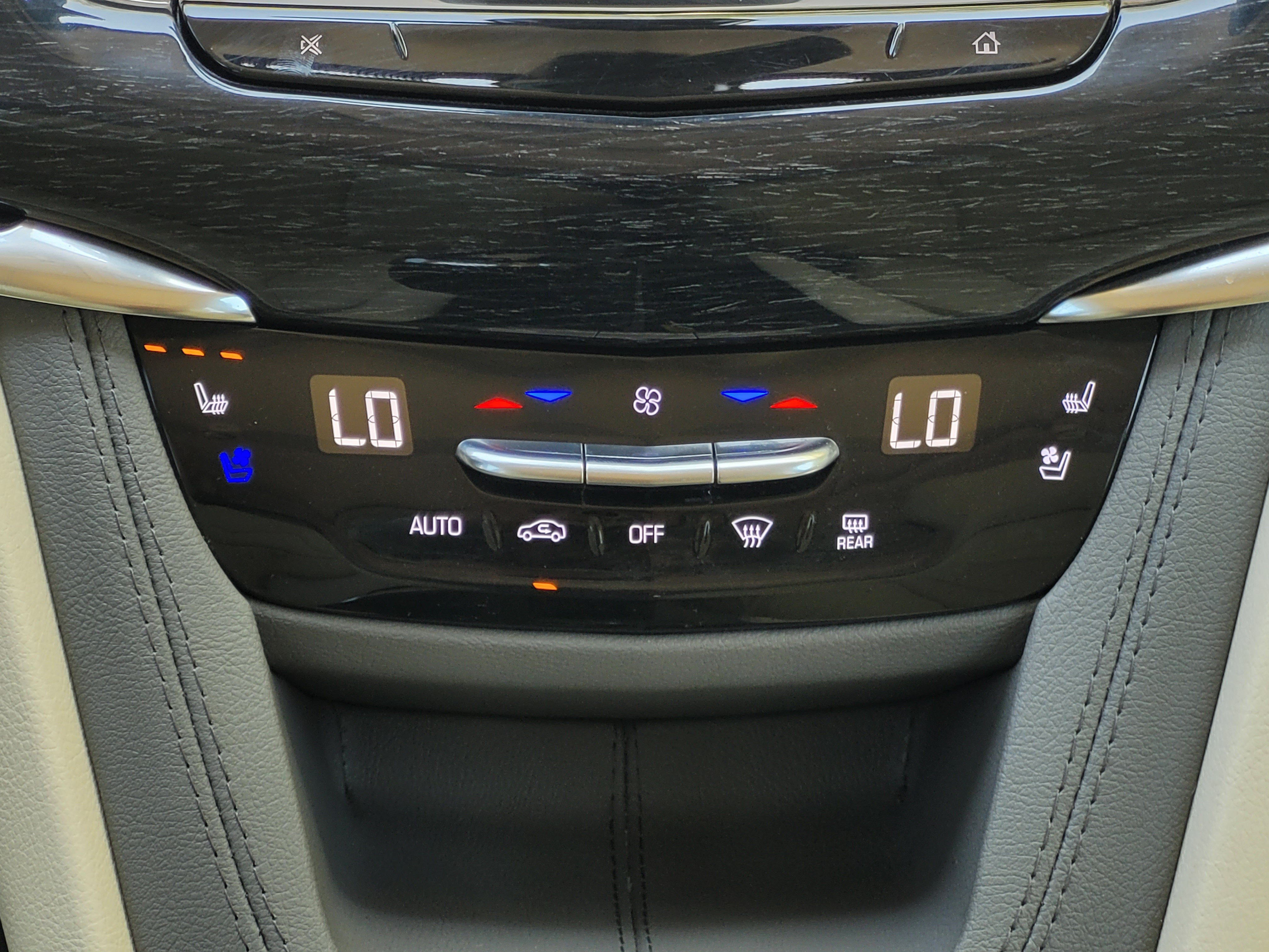 Used 2024 Cadillac XT6 Premium Luxury w/ Technology Package FWD image 17