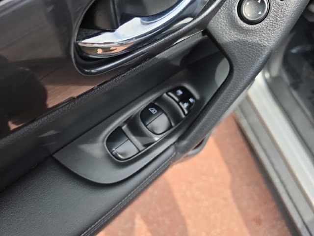 Used 2019 Nissan Rogue SV AWD/4WD image 11