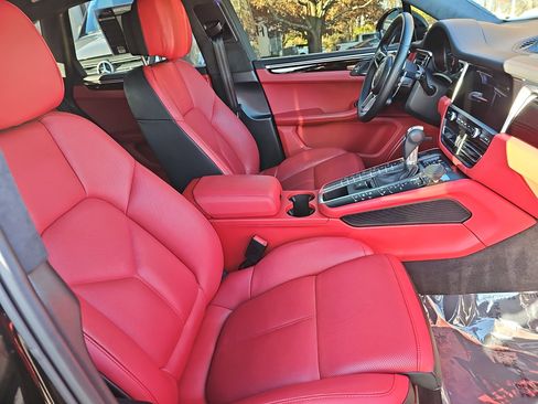 Used 2021 Porsche Macan Turbo image 10