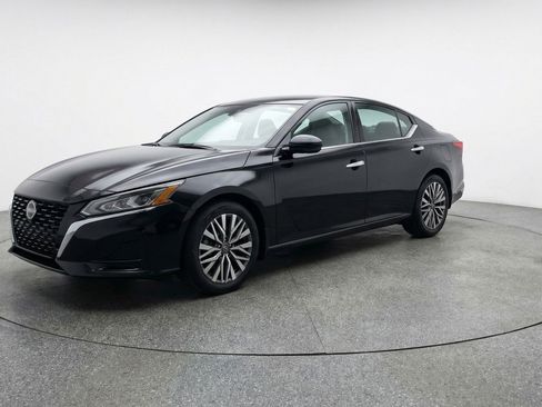 Used 2025 Nissan Altima 2.5 SV FWD image 3