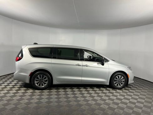 Used 2024 Chrysler Pacifica Select image 5