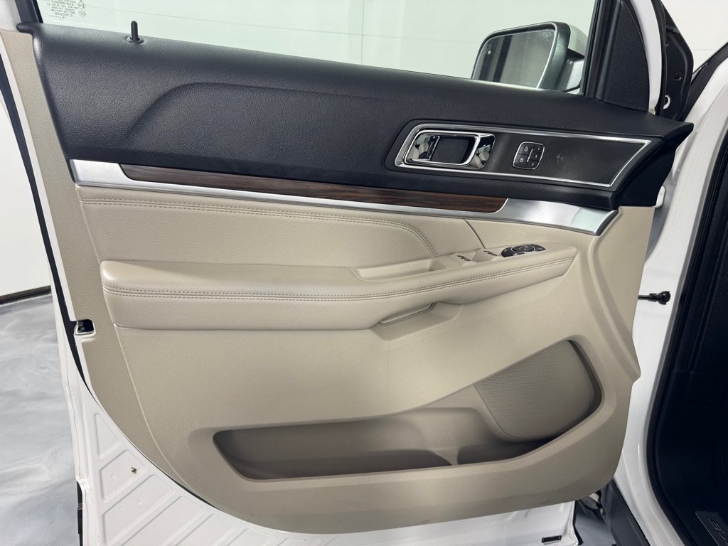 Used 2018 Ford Explorer Limited w/ Equipment Group 301A FWD image 11