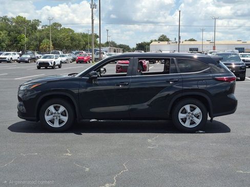 Used 2025 Toyota Highlander LE FWD image 8
