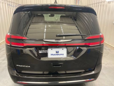 Used 2025 Chrysler Pacifica Select FWD image 23