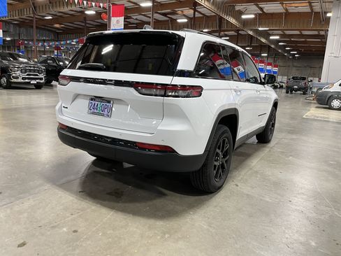 Certified 2025 Jeep Grand Cherokee Altitude image 5