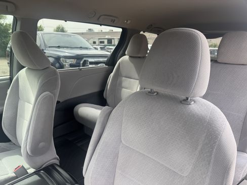 Used 2015 Toyota Sienna LE FWD image 19