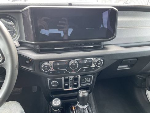 Used 2024 Jeep Wrangler Unlimited AWD/4WD image 18