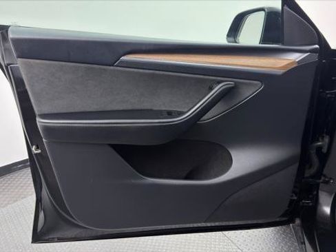 Used 2024 Tesla Model Y Long Range RWD image 12