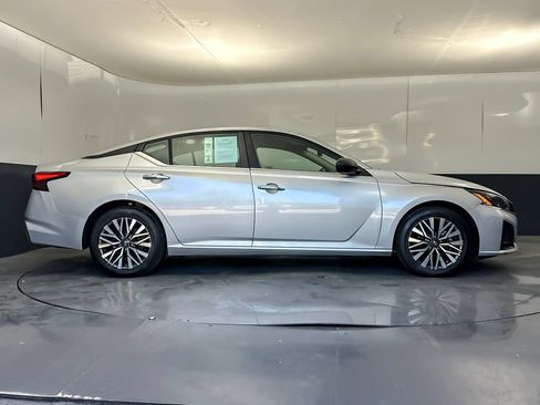 Used 2024 Nissan Altima 2.5 SV FWD image 2